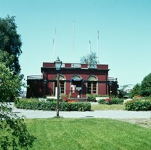 Teater i Borgen på Gärdet. Exteriörbild med planteringar vid husets framsida
