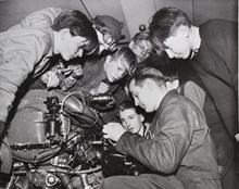 Blivande mekaniker vid Spånga Yrkesskolor ca 1946