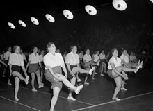 Ringvägen 68-70, Eriksdalshallen. Uppvisning av husmodersgymnastik, då husmodersgymnastiken firar 10-års jubileum