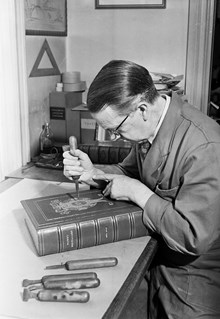 Regeringsgatan 26, Gustaf Hedbergs Hovbokbinderi. Hilding Ljunggren i arbete med bokband om Nobelpristagare, åren 1939 t.o.m. 1949