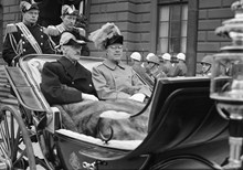 Norges kung Haakon och Gustaf VI Adolf i kortege genom Stockholm under kung Haakons officiella besök