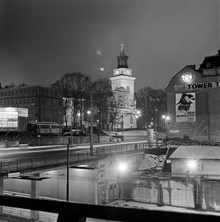 Hornsgatans viadukt över södra stambanan, mot Maria kyrka. Byggnadsarbeten för Stadsförbundet och Sveriges Kreditbank. Kvällstid