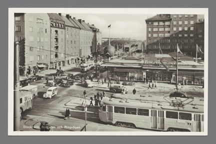 Svartvitt vykort som avbildar Ringvägens trafiklandskap med Skanstull och Åhlensklockan