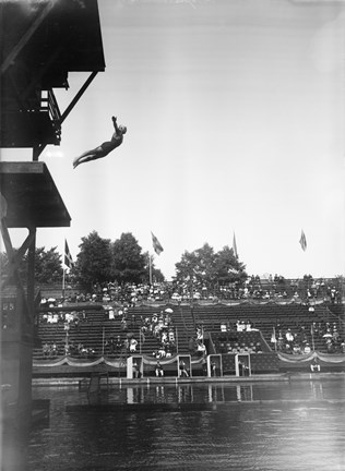Olympiska spelen i Stockholm 1912. Ett hopp i grenen "Raka och varierade hopp" vid den olympiska Simstadion i Djurgårdsbrunnsviken.