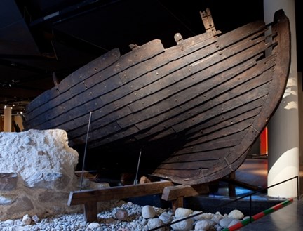 Riddarholmsskeppets för mellan stadsmuren och en bärande pelare inne på Medeltidsmuseet. 