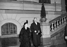 Drottningholms slott. Gustaf VI Adolf och Louise Mountbatten har besökt den avlidne Kung Gustaf V. Kungen avled kl. 8.35 på förmiddagen i en ålder av 92 år