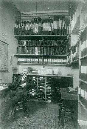 Arkivföreståndare Oscar Borge sitter på sitt kontor i Arbetarrörelsens arkiv