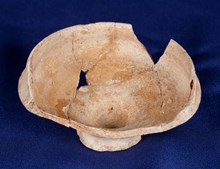 Skål av stengods hittad vid den arkeologiska utgrävningen på Helgeandsholmen