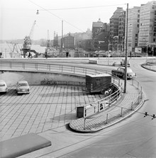 Slussen sedd mot Stadsgårdshamnen. Längst t.h. i bakgrunden KF:s byggnad
