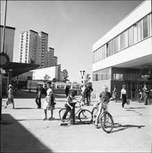 Folkliv utanför ingången till Farsta tunnelbanestation sommaren 1963