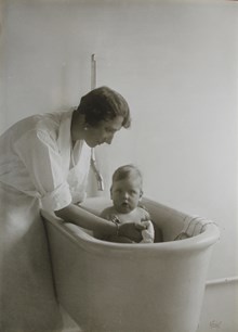 Ett barn badas hos Sällskapet barnavård