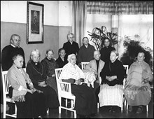 Gruppbild av kvinnor vid Stiftelsen för gamla tjänarinnor, Vanadisvägen 26.
