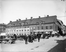 Vy österut över torghandel på Hötorget mot kvarteret Hästhuvudet. Till höger Oxtorgsgatan.