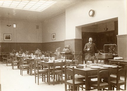 En ensam man i restaurang Pilens tredjeklassmatsal
