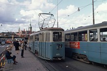 Spårvagnshållplats med spårvagnar på Katarinavägen, vid Slussen