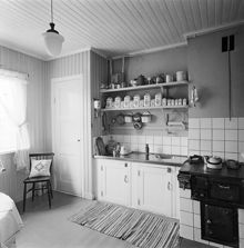 Interiör av kök i provisorisk bostadslänga. Vanadislunden