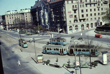 Fyra ljusblå spårvagnar sedda ovanifrån.