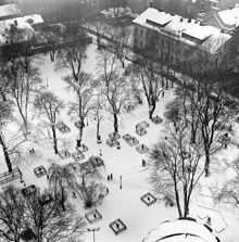 Utsikt från Katarina kyrktorn. Kyrkogården, Katarina Västra Kyrkogata och kv. Sturen Större med f.d. Katarina realskola