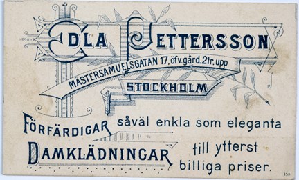 Reklamkort tryckt i svart med dekor och text.