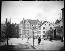 Nybroplan från Väpnargatan. Källaren Flaggen på nedre botten på nybrogatan 24. Fotografiet är taget strax före rivningen inför bygget av Dramaten.