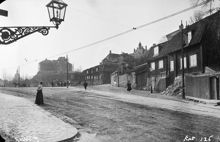 Folkungagatan västerut från nr. 77, nu 129. Erstagatan och Ersta sjukhus. I fonden Navigationsskolan med byggnadsställningar. Nu Stigbergsparken