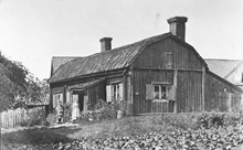 Exteriör av träbyggnad som inrymmer tullvaktmästarebostad. Västra Humlegårdsgatan 36