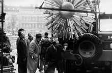 Källaren Auroras skylt sätts upp vid Munkbrotorget, 17/10 1966.