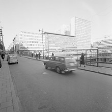 Sergels Torg under anläggning. Norra och nordöstra sidorna sedda från Drottninggatan invid Preissiska huset