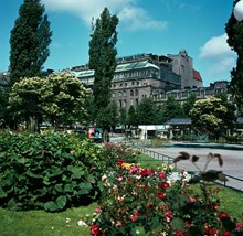 Planteringar i Kungsträdgården. Vy mot Nordiska Kompaniet