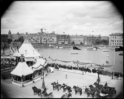 Paviljonger, hästar och åskådare.