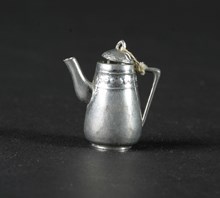 Dockskåpsinventarie; kaffekanna