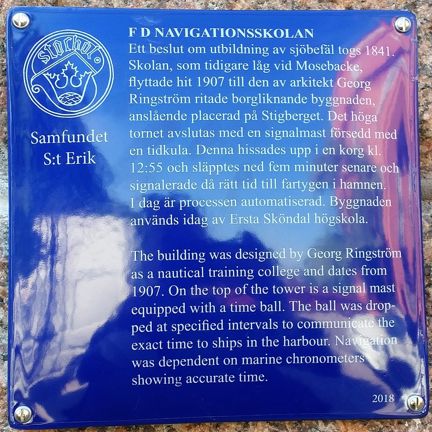 Blå, emaljerad skylt med vit text