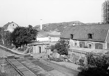 Ekonomibyggnader som tillhör Zinkensdamms gård. I bakgrunden Tantoberget