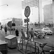 Hamngatan mot nuvarande Sergels Torg. I bakgrunden femte höghuset som är under byggnad