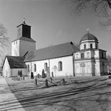 Spånga kyrka med gravkoret.