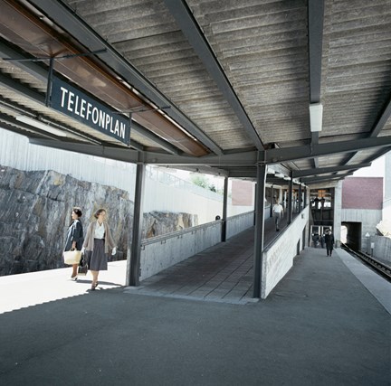 Två kvinnor står på perrongen.