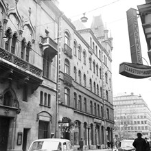 Smålandsgatan 9, Norrmalmstorg 4, fasad mot Smålandsgatan. T.v. Smålandsgatan 7, Konstnärshuset