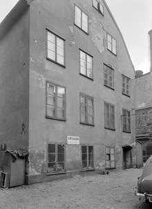Mäster Samuelsgatan 40, gårdssidan med östra gårdshuset. Bleck- och plåtslagare Firma Algot Svensson