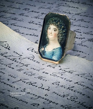 Artikeln handlar om Mårta Helena Reenstierna som levde i slutet av 1700-talet och början av 1800-talet. Hon har kommit att kallas Årstafrun eftersom hon bodde på Årsta gård. 