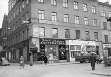 Hötorget 12, hörnet av Oxtorgsgatan och Sergelgatan. Folkliv i gatumiljö