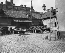 Gården till kv. Sjökalven 2 norrut. Kvarteret ligger mellan Lilla Badstugatan 4 och Stora Badstugatan 31. Nuv. Sveavägen söder om Kungstensgatan