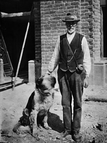 Portvakten vid stadshusbygget, Lars Widmark med sin hund Lord.