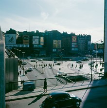 Sveavägen mot Sergels Torg under byggnad. I fonden gavlar i delvis rivna kv. Skansen och Fyrmörsaren. Närmast Mäster Samuelsgatan