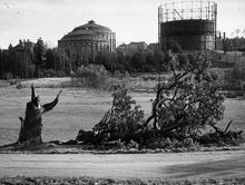 Gasklockorna vid gasverket i Hjorthagen, sedda från väster.