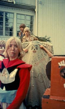 Barnens ö: Utklädda barn