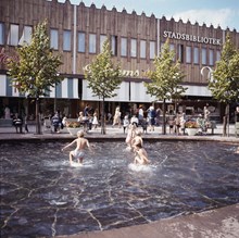 Badande barn i bassäng i Farsta centrum 1961
