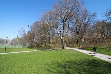 Katarina Frostens litterära skylt vid Hägerstensåsens bollplan.