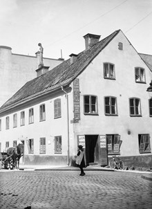 Hörnhuset i korsningen Regeringsgatan 74, nuvarande 76, och David Bagares Gata 16. I bottenvåningen ligger A. Hysings Mekaniska verkstad