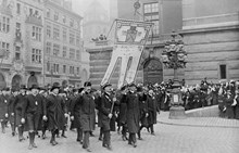 Dalkarlarna marscherar över Gustav Adolfs Torg till Kungliga Slottet i Bondetåget 1914.