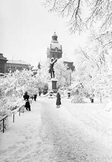 Karl XII:s Torg en vinterdag. Vy mot Jakobs kyrka
